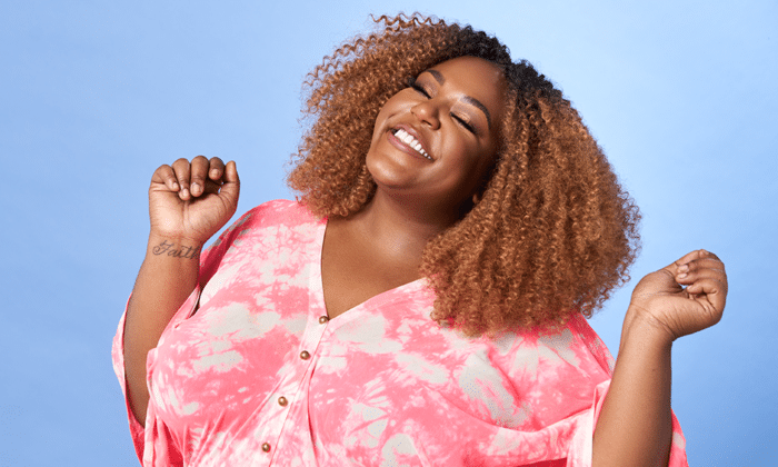 Bobea Culture : Qui est Kiyémis ? Autrice, Poétesse et Conférencière Afro-féministe