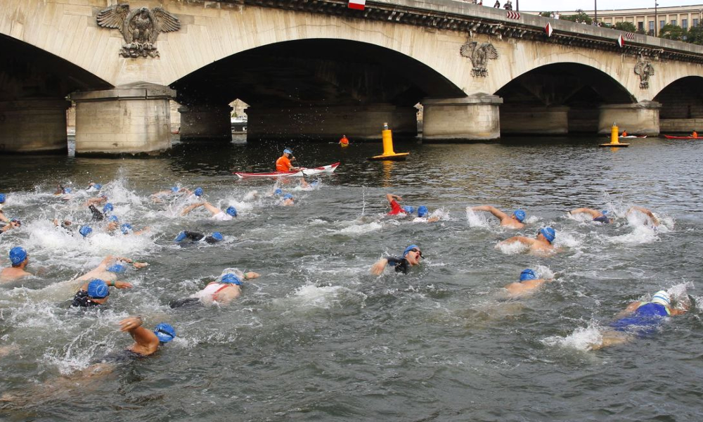 Jeux Olympiques : Hidalgo remporte son pari avec un plongeon historique dans la Seine