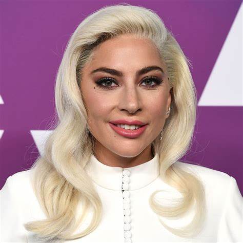 Lady Gaga, de son vrai nom Stefani Joanne Angelina Germanotta, est une artiste aux talents multiples qui a su conquérir le monde