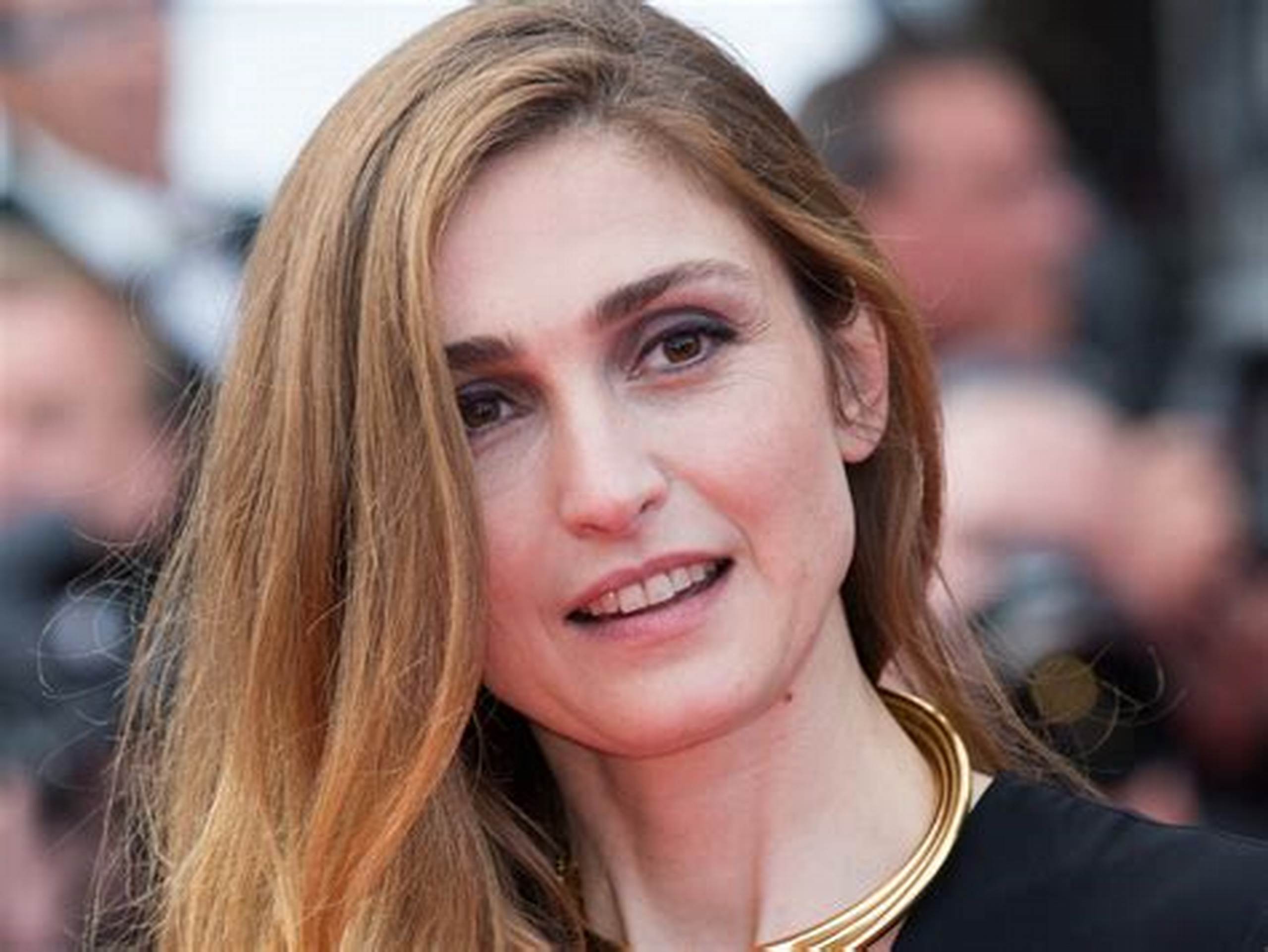 Julie Gayet , la belle, se livre sans complexe : de sa ménopause à ses engagements