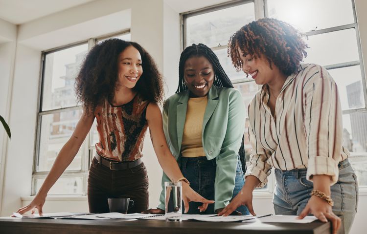 Les femmes entrepreneurs noires émergent comme les nouvelles stars de l'innovation, bousculant les codes et redéfinissant l'avenir de la tech.