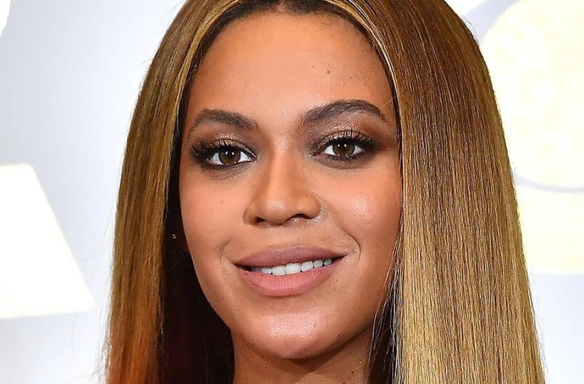 BOBEA STARS ET PEOPLE - Beyoncé annonce sa grossesse sur scène lors de son concert à Paris La superstar surprend ses fans avec une révélation spectaculaire