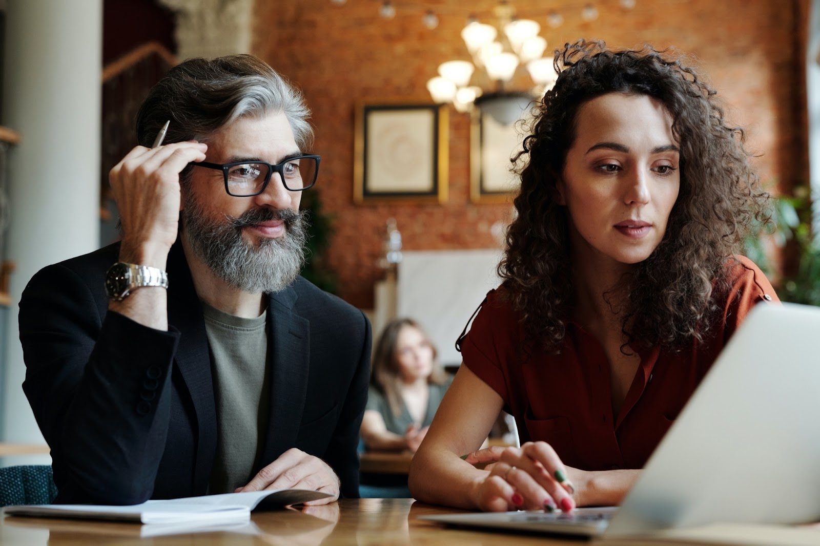 TRAVAIL : Le mentorat inversé, nouvelle tendance pour favoriser l'inclusion intergénérationnelle