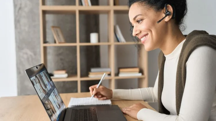 Programme "Tech pour toutes" : 10 000 jeunes femmes accompagnées vers les métiers du numérique d'ici 2026